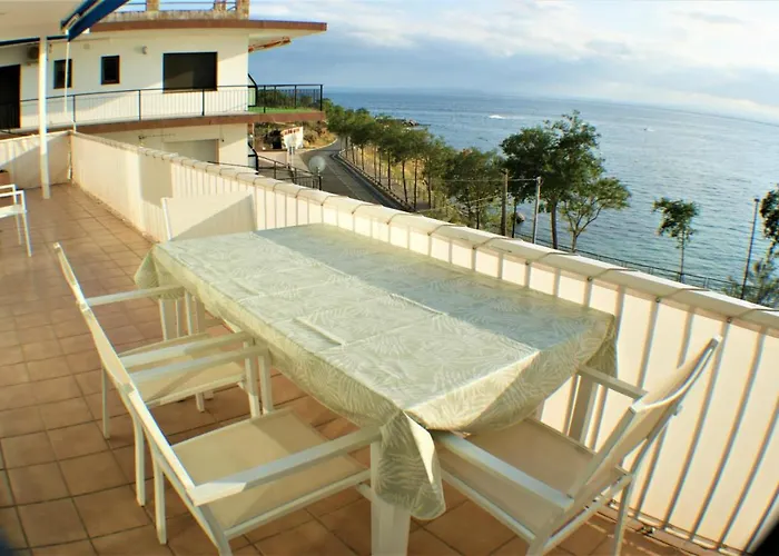Bonito Apartamento En Roses Con Vistas Al Mar
